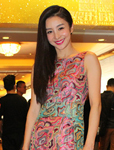 陶慧娜印花裙搭高跟鞋亮相 尽显女王魅力