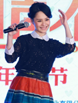 钟欣桐娇俏裙装搭高跟鞋现身新片发布会