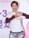 隋棠一身休闲鞋服现身募款公益活动