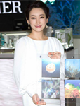 秦海璐出席品牌活动 白色洋装搭高跟鞋出镜
