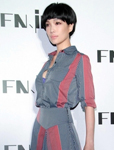 蔡淑臻短发造型搭新款鞋服担任品牌压轴主秀
