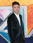 黄宗泽踩高跟鞋现身TVB45周年台庆颁奖典礼