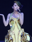 杨丞琳首登红馆开场 华丽鞋服惊艳全场