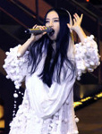 歌者森白色球装搭高跟鞋亮相献唱单曲
