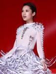 杨丞琳穿着订制鞋服为新歌拍摄MV