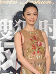 姚晨印花长裙搭高跟鞋亮相 获华少护驾