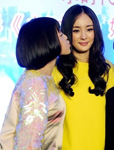 杨幂上海宣传《小时代》 不慎尴尬掉鞋