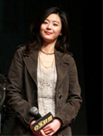 全智贤优雅鞋服亮相北京 盼与徐峥合作