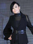 江蕙庞克风的鞋服造型现身宣传演唱会