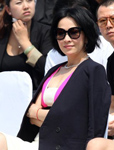 刘嘉玲低胸装搭高跟鞋现身地产商业活动