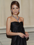 谢婷婷担任首饰模特 长裙搭高跟鞋优雅现身