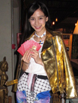 Angelababy踩金鞋香港庆生 称目标是赚过亿