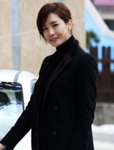 李多海代言品牌汽车 一身黑色鞋服变酷女