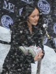 杨幂拿着运动鞋在雪景中拍摄 忙披羽绒服防冻
