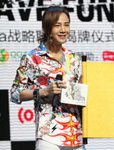 张根硕着个性服装现身 透露把妹秘诀