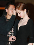 Angelababy低胸装搭高跟鞋亮相 大秀事业线