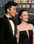 李小璐连裤装搭高跟鞋与贾乃亮携手走红毯