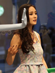 杨幂错抓“挂鞋模特手” 被偷拍显无奈