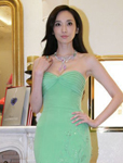 吴佩慈为珠宝走秀 着华丽鞋服凸显气质