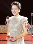 沈傲君出席电视剧之夜 裸色鞋服时尚高雅