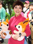 郭采洁洋装搭高跟鞋现身 化身儿童大使做慈善