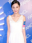 郑希怡出席活动 白裙搭高跟鞋尽显幸福美态