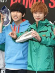 B1A4携手代言的鞋服品牌举办了粉丝签名会