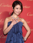林心如戴两亿珠宝走秀 蓝裙搭高跟鞋衬托气质