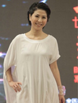 许茹芸将放歌工体 踩红色高跟鞋现身发布会