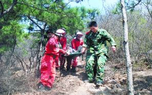 北京山友登山失足被困 消防官兵紧急救援