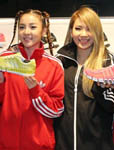 2NE1出席品牌活动 穿着运动鞋服街头秀舞