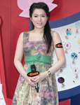 苟芸慧印花裙搭高跟鞋现身 否认与郭母为邻