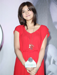 陈妍希红裙短靴甜美亮相 转战歌坛圆发片梦