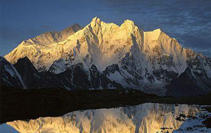 两国内登山者登顶马卡鲁 一云南山友遇难