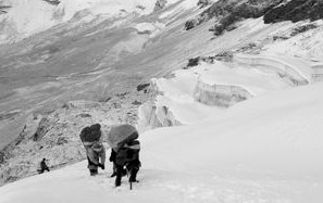 3名登山者与夏尔巴人珠峰7000米处斗殴