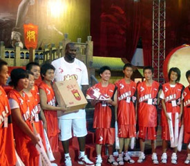 大鲨鱼奥尼尔励志残疾少年 赠鞋感动成都