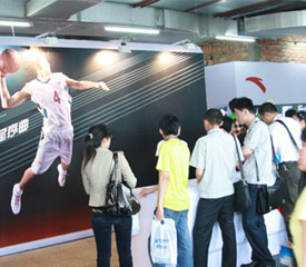 运动品牌鞋企展示奥运主题形象