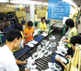鞋企压成本提价格 艰难求生