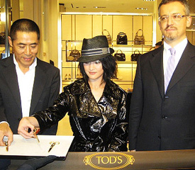 周迅助阵鞋包品牌TOD’S店开业