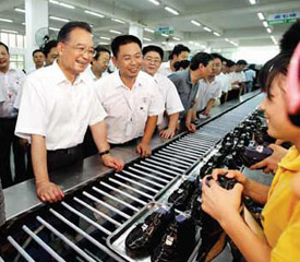 温总理调研华宝鞋业 送企业六字真经